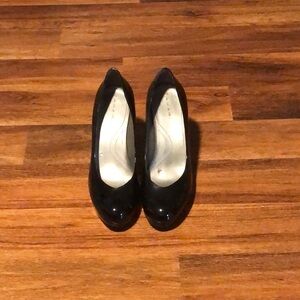 Women’s Tahari high heel shoes!